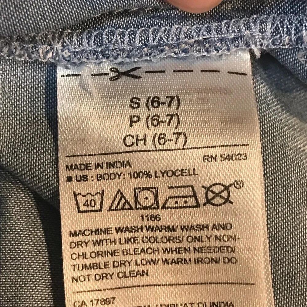 Old Navy Denim Blue Jean Button Down LS Shirt Girls 6 / 7 Small 2 Front Pockets